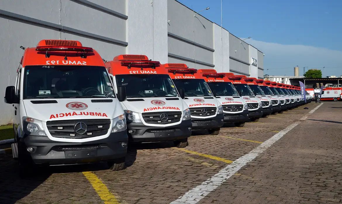 Ambulância do Samu é roubada em frente a UPA