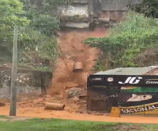 Trânsito é bloqueado em um sentido do Vale do Ogunjá 