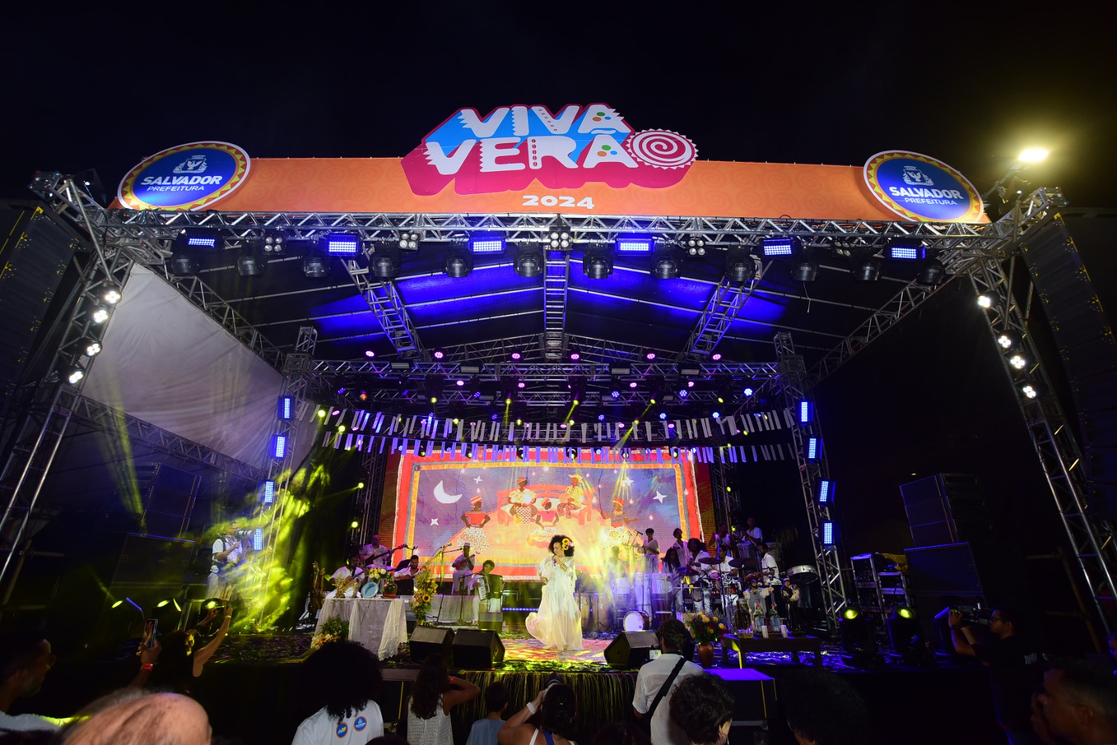 Praça Cairu vira palco de múltiplas expressões da cultura popular em abertura do Viva Verão