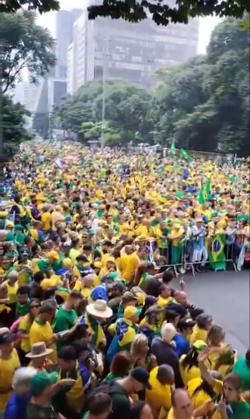 Manifestantes chegam na Av. Paulista 