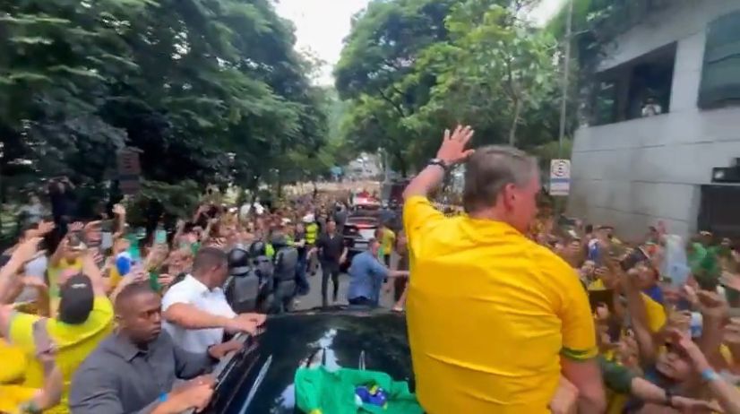 Apoio a Bolsonaro em ato pela democracia é destaque na imprensa internacional