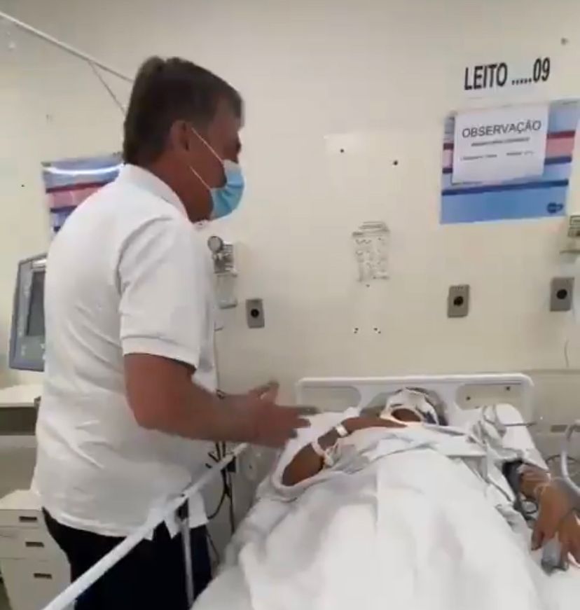 Bolsonaro vai a Santa Casa visitar mulher que caiu da árvore na manifestação