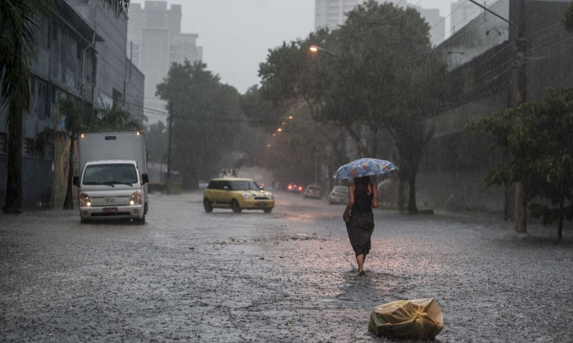 Salvador registra fortes chuvas 