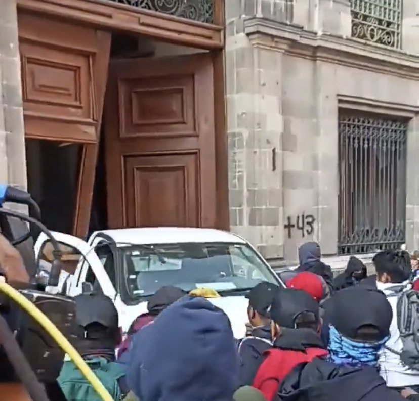 Manifestantes derrubam a porta do palácio presidencial no México