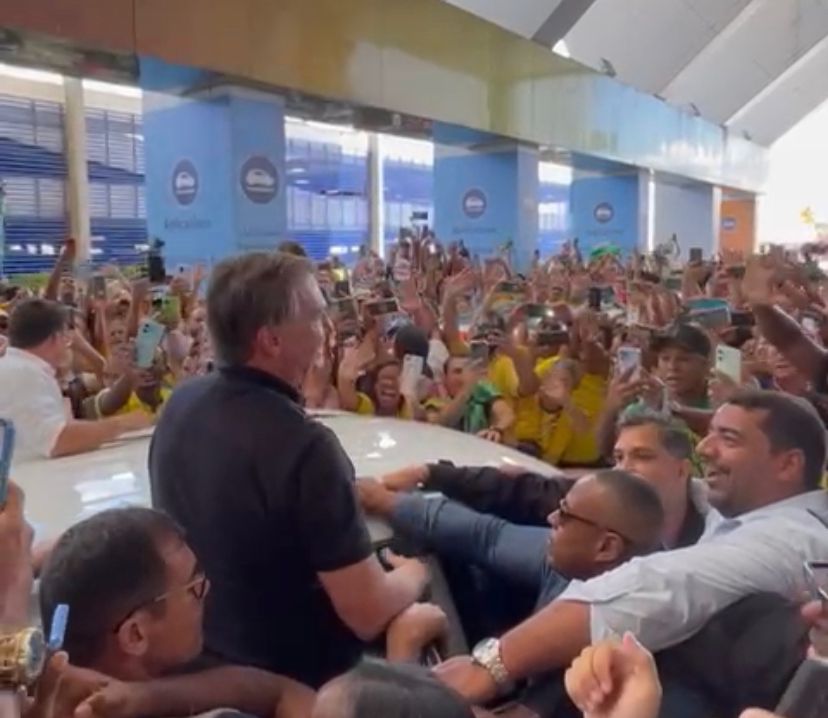 Bolsonaro pousa em Salvador