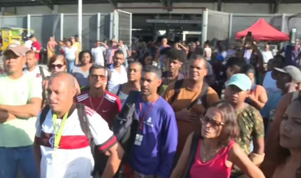 Urgente: manifestantes do PT fazem protesto para impedir ida de apoiadores ao aeroporto para receber Bolsonaro