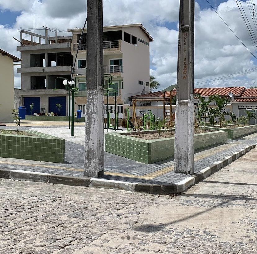 Prefeitura de Ipirá constrói calçada para deficientes visuais e deixa postes no meio do caminho