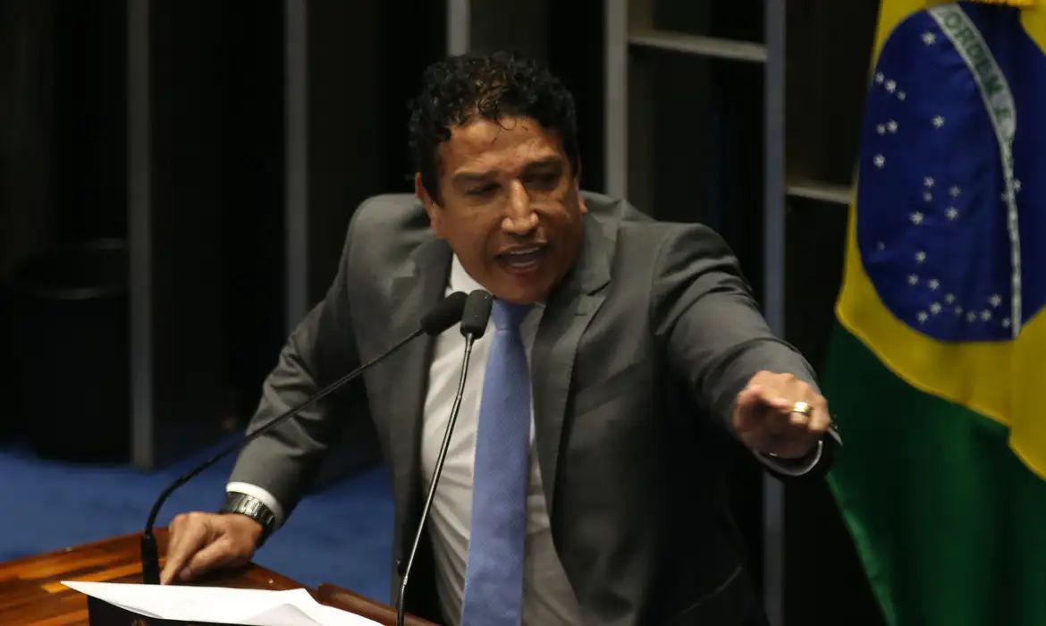 Magno Malta pede a Moraes para visitar Daniel Silveira na cadeia