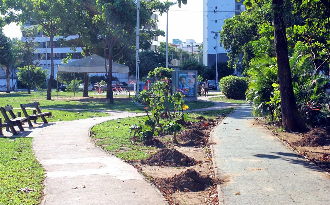 Insegurança: Homem sofre tentativa de assalto e é esfaqueado em praça de Salvador