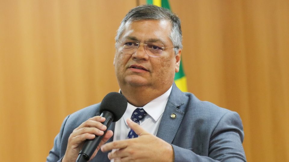 Dino recupera direitos políticos de um ex-prefeito condenado por improbidade administrativa