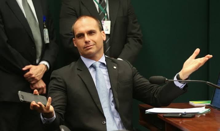 Delegados processam Eduardo Bolsonaro por chamar PF de “cachorrinhos do Moraes”