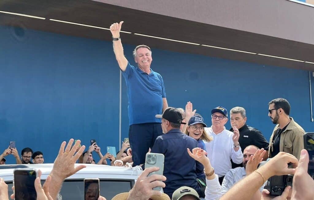 Bolsonaro é recebido por milhares de pessoas em Sinop-MT