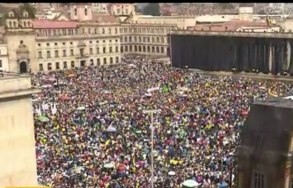  Milhares se manifestam contra reformas de Petro na Colômbia