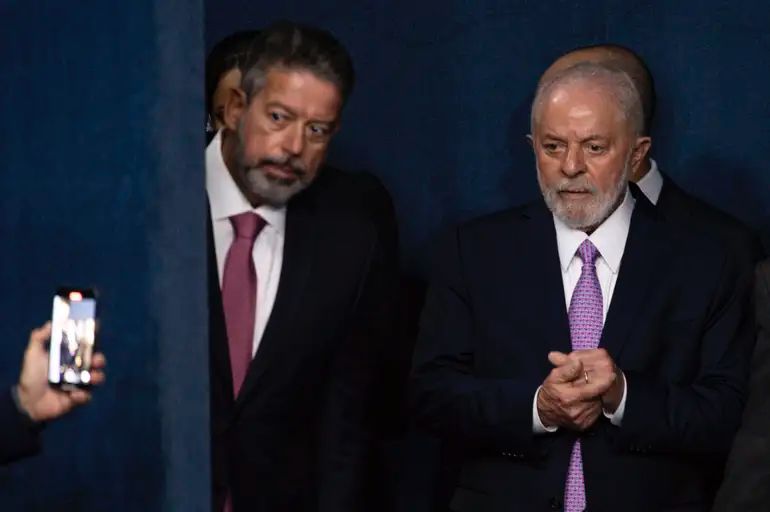 Não sou obrigado a dizer a conversa que eu tive com o Lira, diz Lula