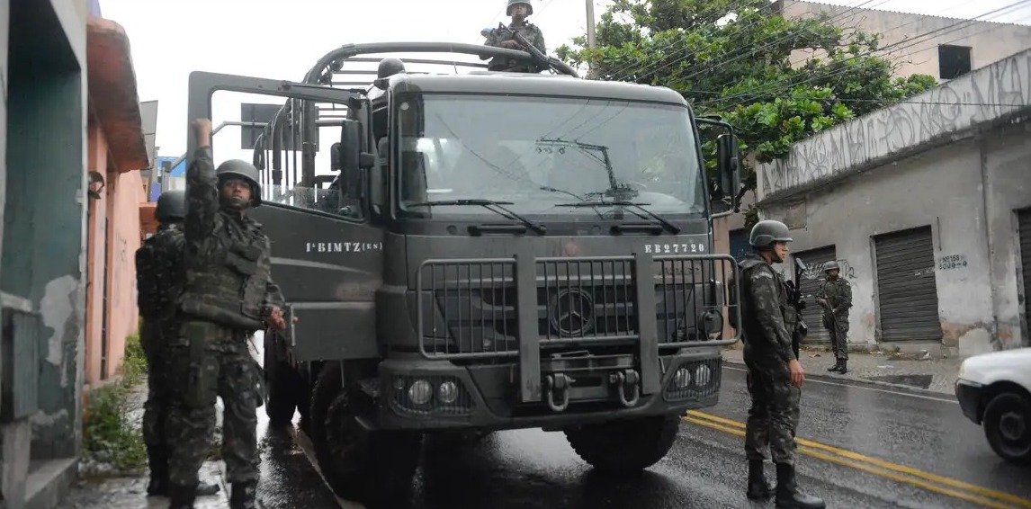 Caminhão do Exército mata homem na pista do BRT