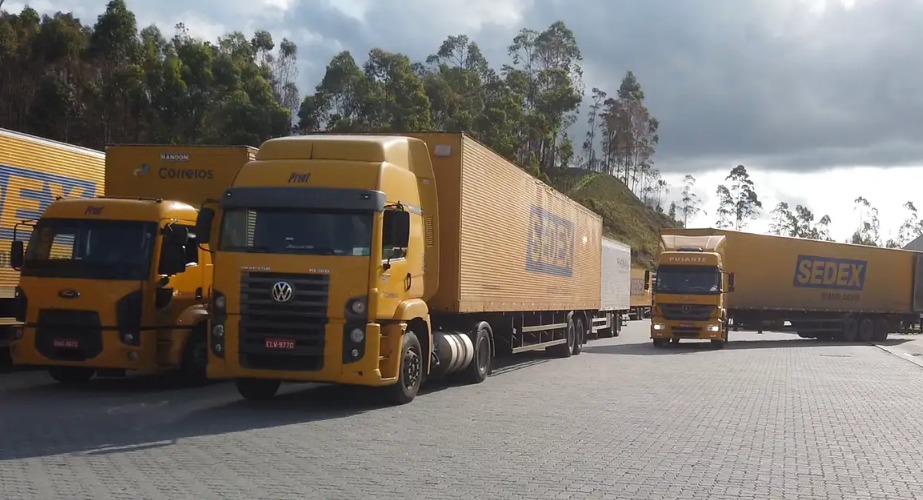 Carreta com donativos para vítimas do RS tomba em SP