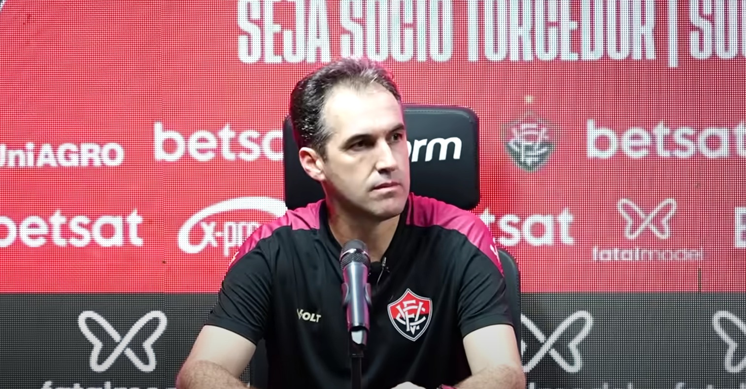  Vitória demite técnico Léo Condé