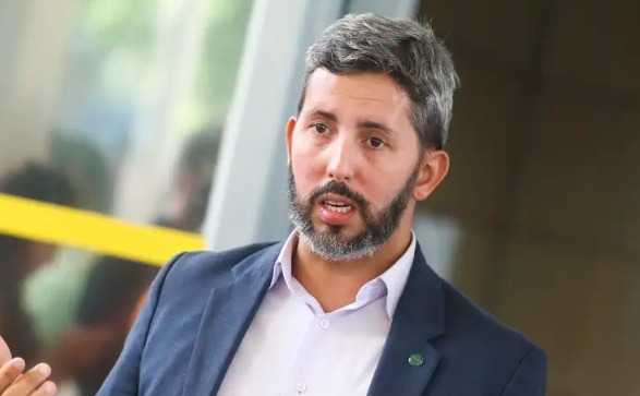 TSE derruba inelegibilidade de aliado de Lula, Leandro Grass