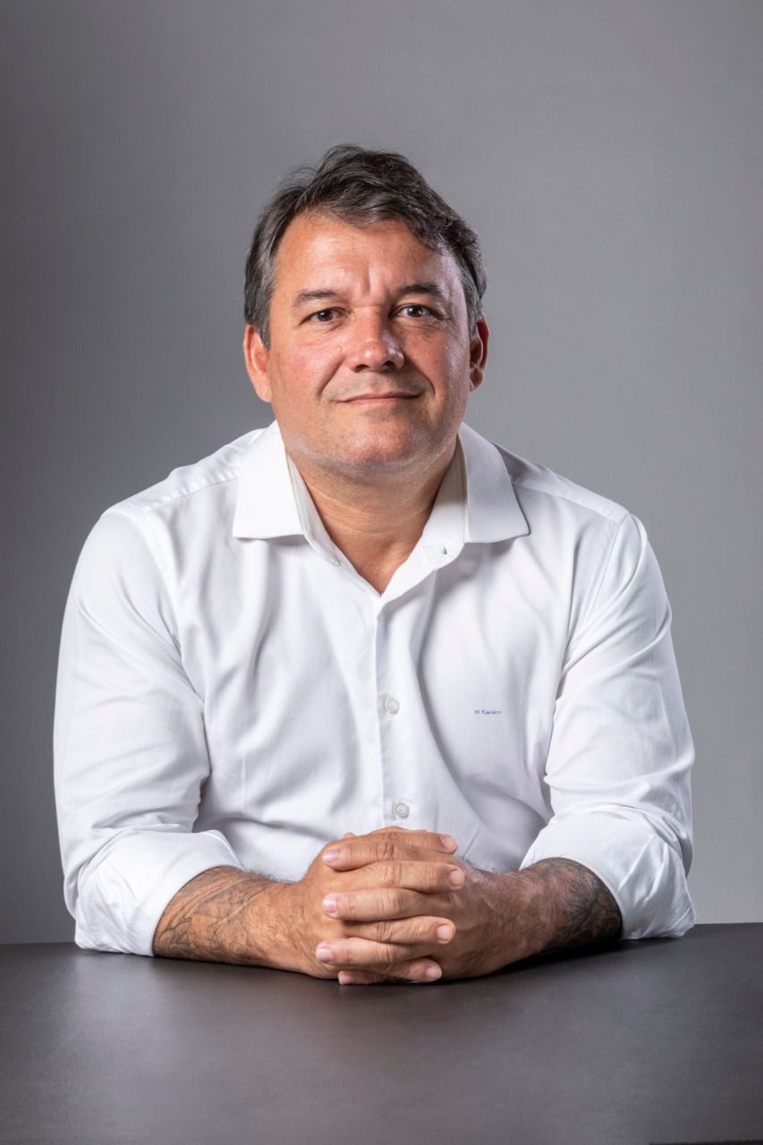 Livro sobre a vida de Mauro Cardim será lançado em Salvador, Lauro e São Paulo