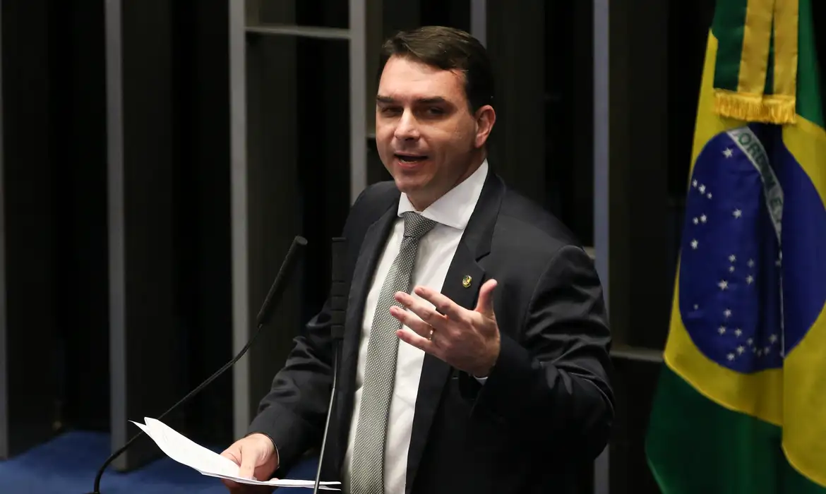 “Alguns rejeitam PEC das Praias porque sou o relator”, diz Flávio Bolsonaro 
