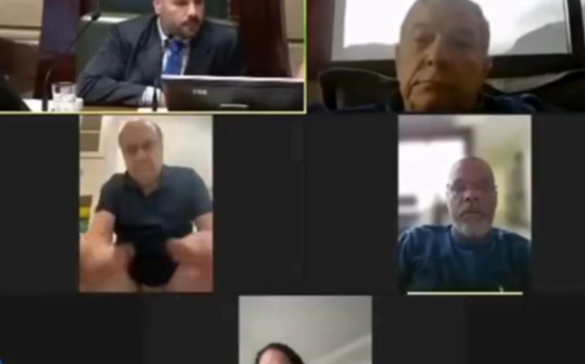 Vereador aparece sentado no vaso sanitário em sessão
