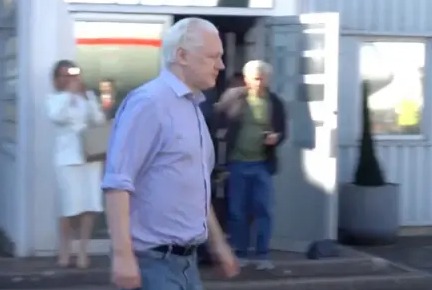 Mesmo se declarando culpado por espionagem, Julian Assange ganha liberdade