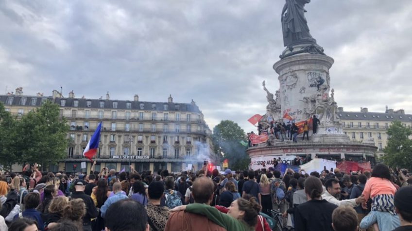 Apoiadores celebram vitória da esquerda nas eleições da França