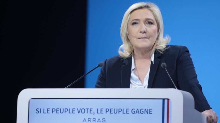 Vitória da direita na França só foi adiada, diz Marine Le Pen