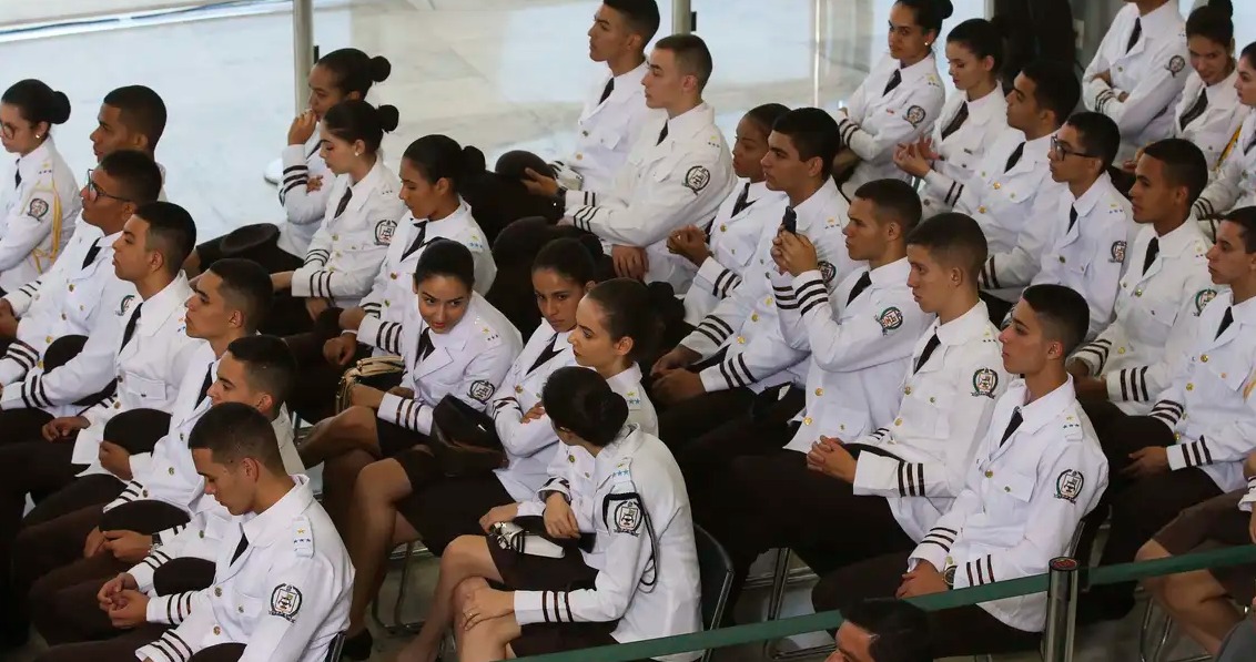  Justiça suspende programa Escola Cívico-Militar de Tarcísio