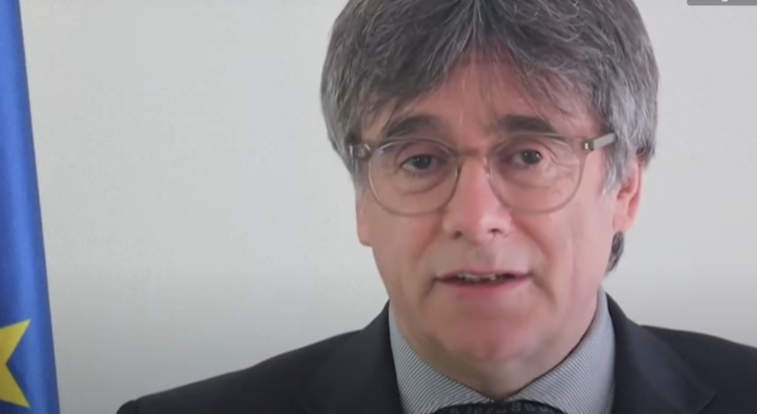 Líder catalão foragido volta a Barcelona, discursa e desaparece novamente