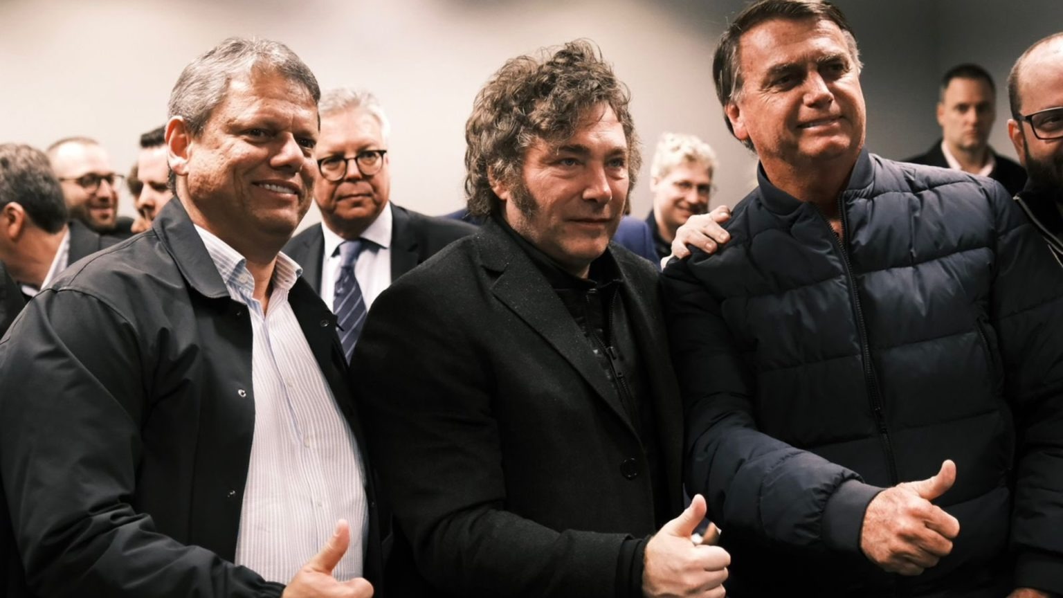Tarcísio publica foto ao lado de Bolsonaro e Milei