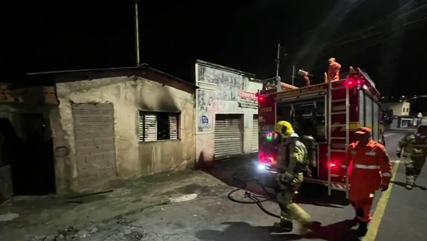 Incêndios queimam casa e quase 40 carros em pátio do Detran