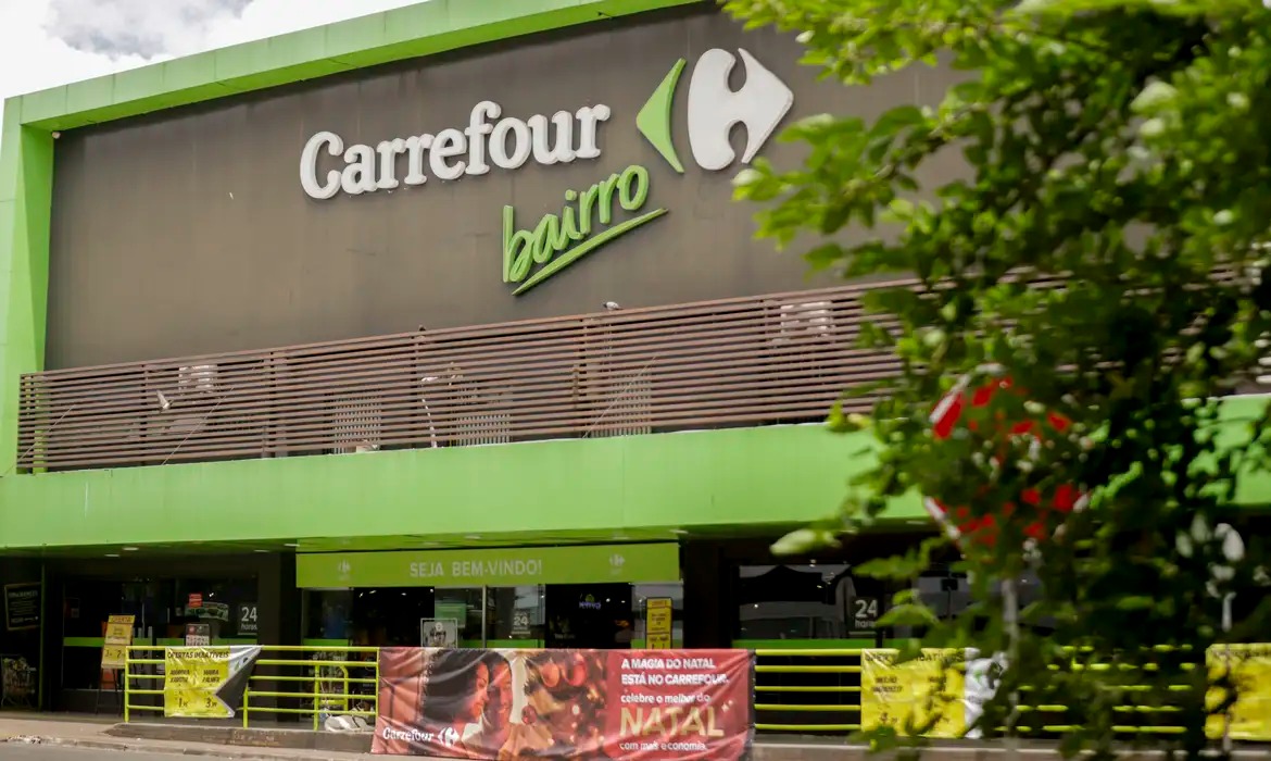 Carrefour demite 2.200 funcionários antes do Natal 