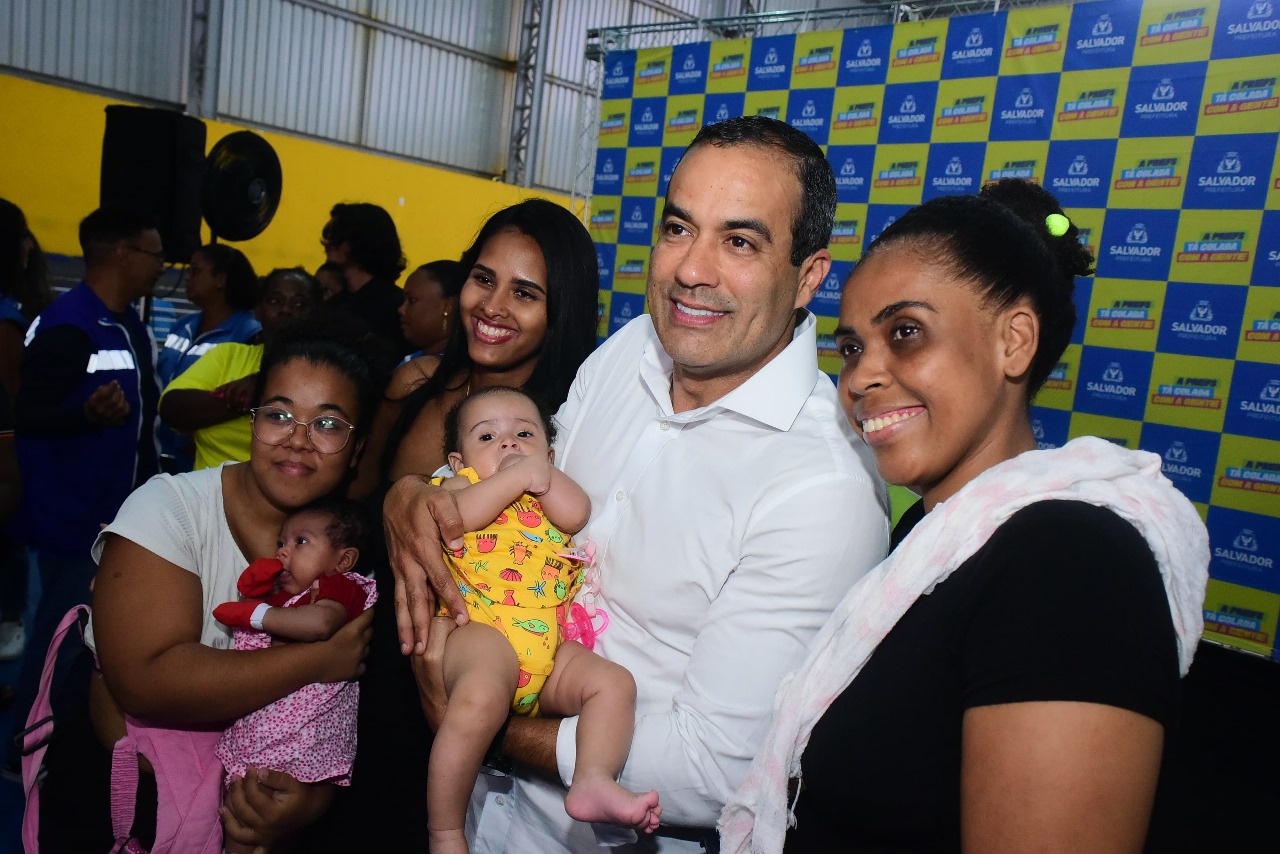 Prefeitura entrega kits natalidade com berço e enxoval completo a 100 gestantes de Salvador