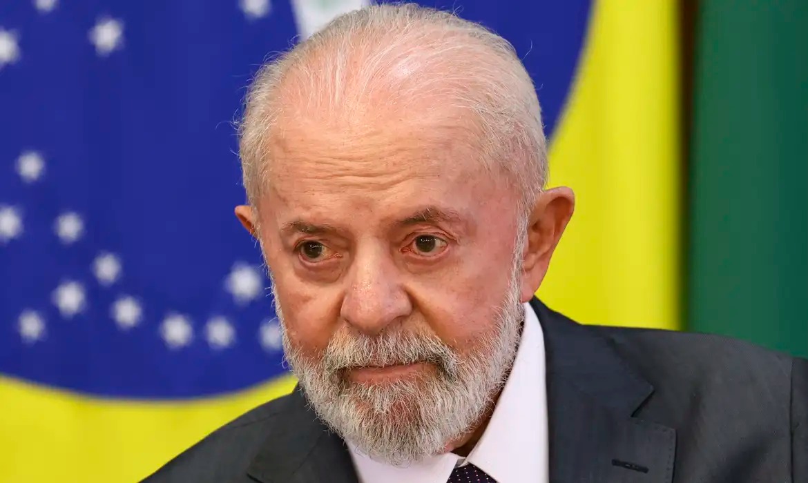 Procedimento é concluído com sucesso, e Lula está acordado e conversando, diz médico
