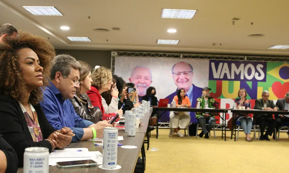 Lula deve redistribuir ministérios para acomodar centrão no governo