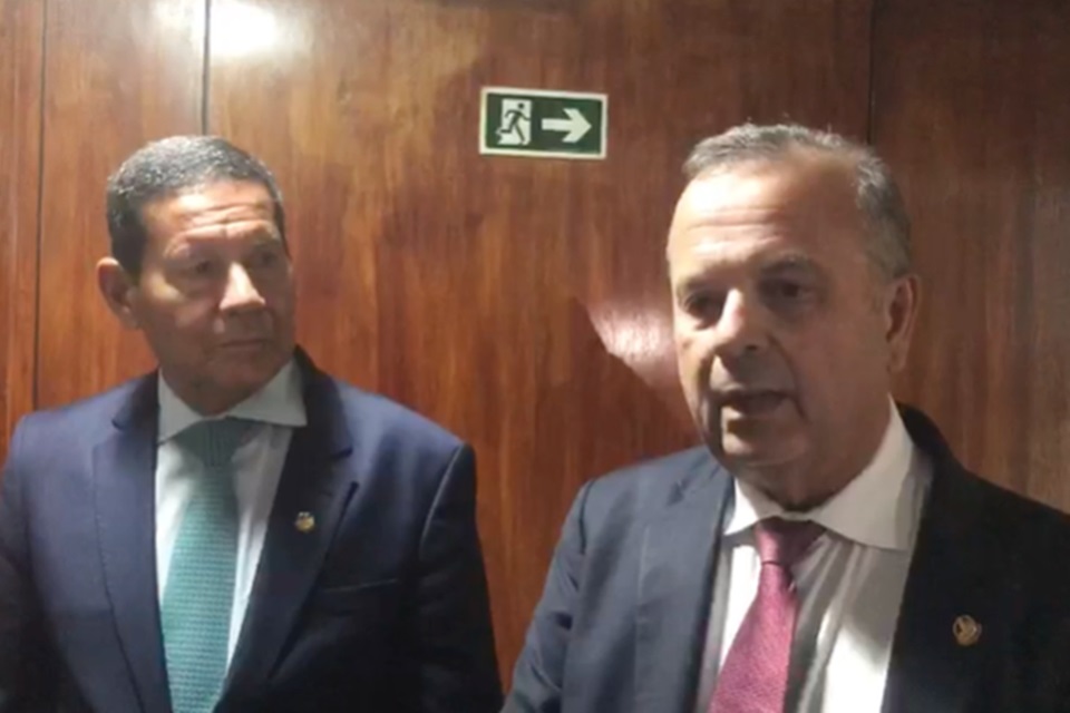 Senadores pedem autorização ao STF para visitar Braga Netto na prisão