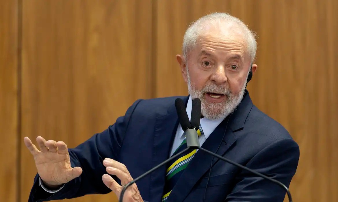 Lula sanciona lei que proíbe uso de celulares em escolas 