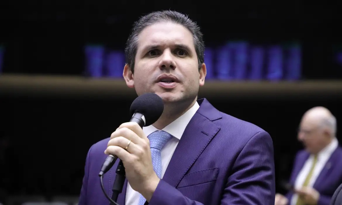 Hugo Motta alia alinhamento ao governo e apoio partidário para presidência da Câmara