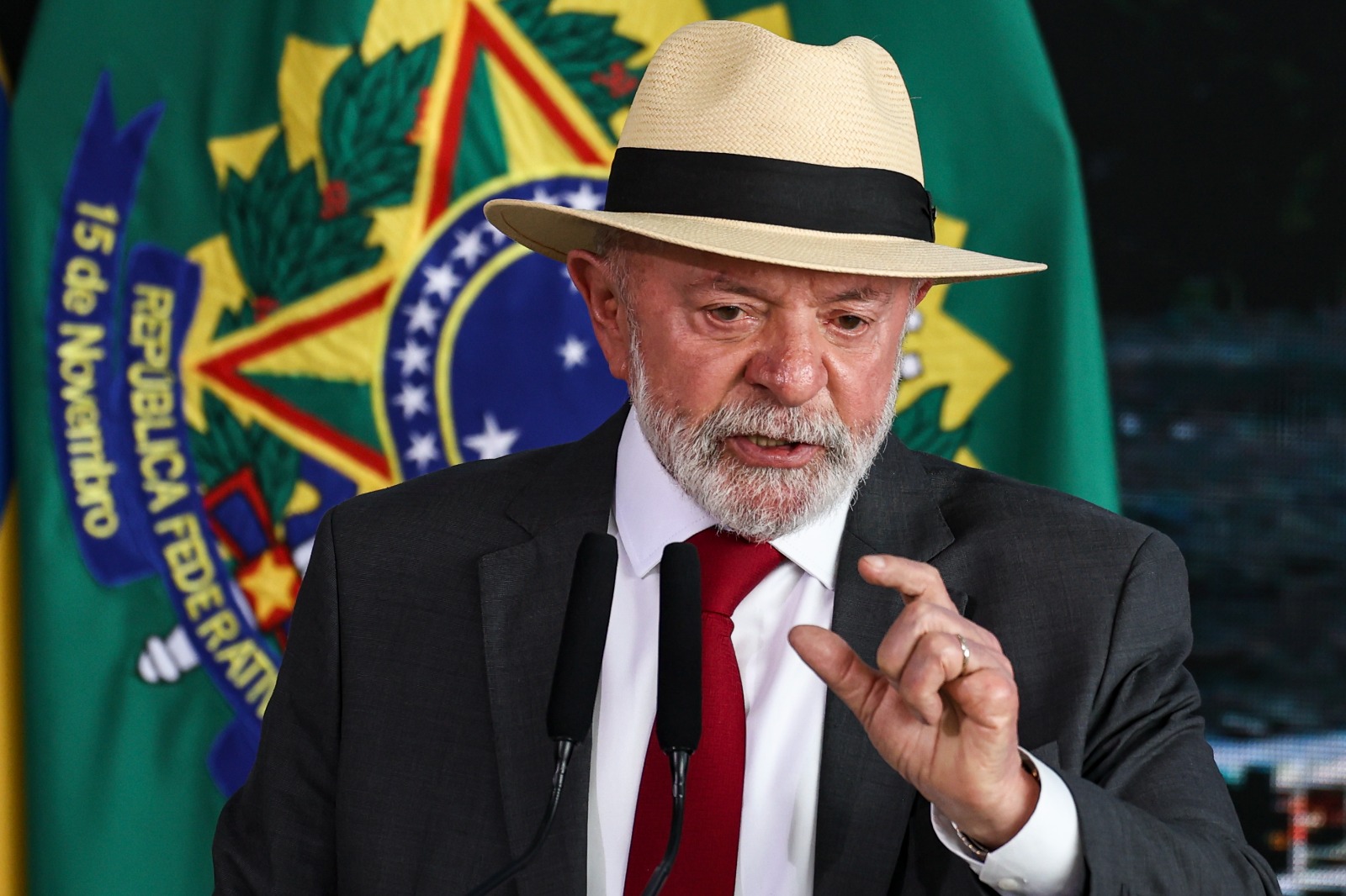 Lula afirma que seus vetos são imparciais e defende mais investimentos em educação