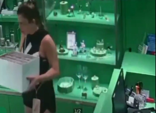 Mulher é flagrada furtando anel de luxo e bolsa no Salvador Shopping