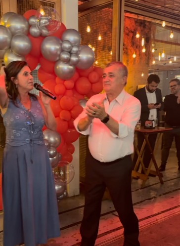 Líder do PT comemora aniversário com 