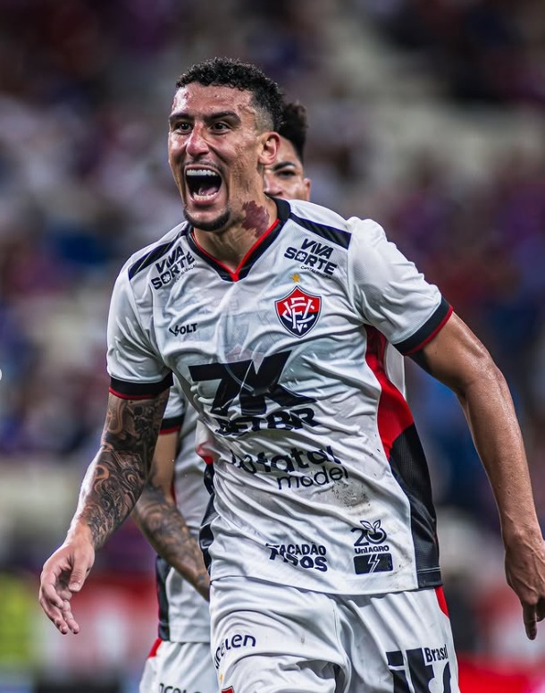 Vitória vira sobre Fortaleza e segue líder na Copa do Nordeste