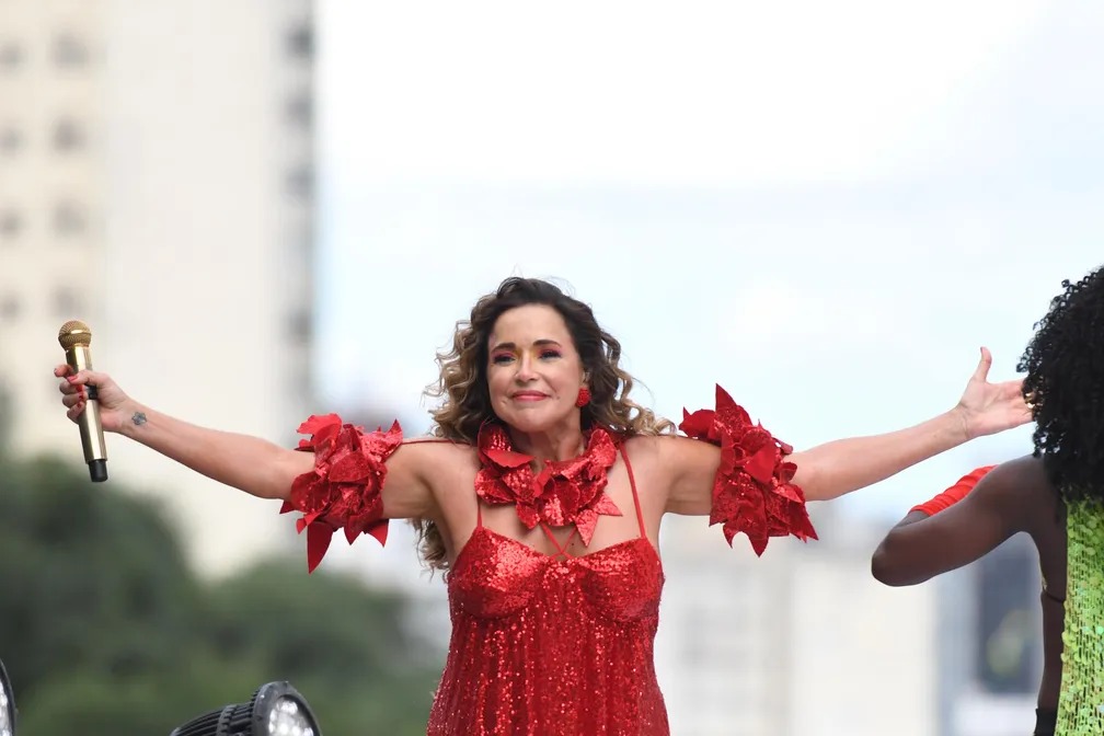 Daniela Mercury tenta evitar prescrição de queixa-crime contra Eduardo Bolsonaro