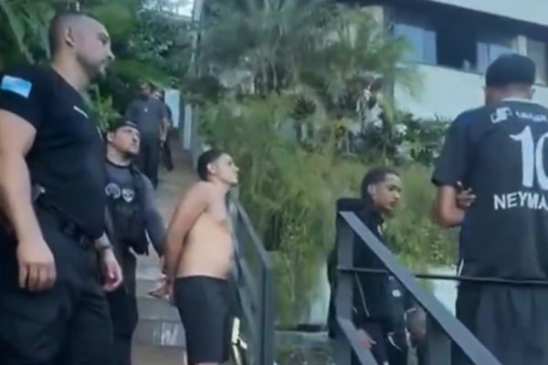 Criminoso preso em mansão de rapper é flagrado em escutas planejando roubo de carga