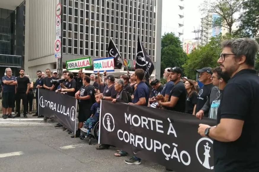 Farol da Liberdade reúne grupo na Avenida Paulista pelo impeachment de Lula
