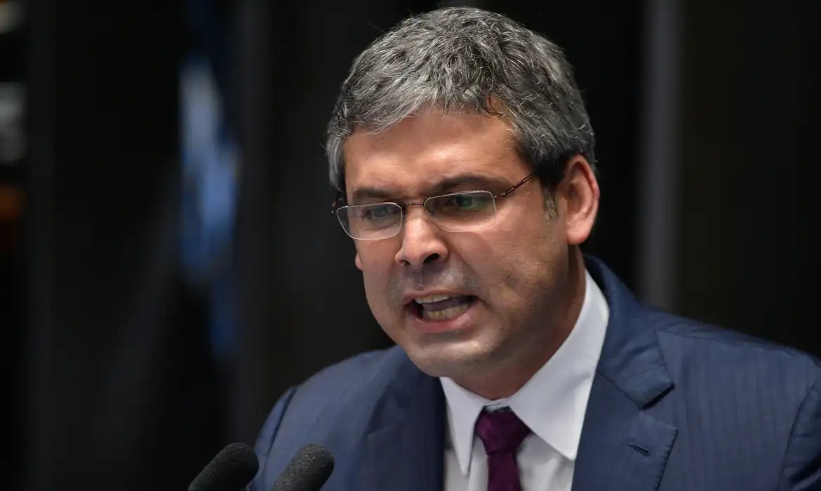 Lindbergh Farias processa Gustavo Gayer por calúnia e difamação
