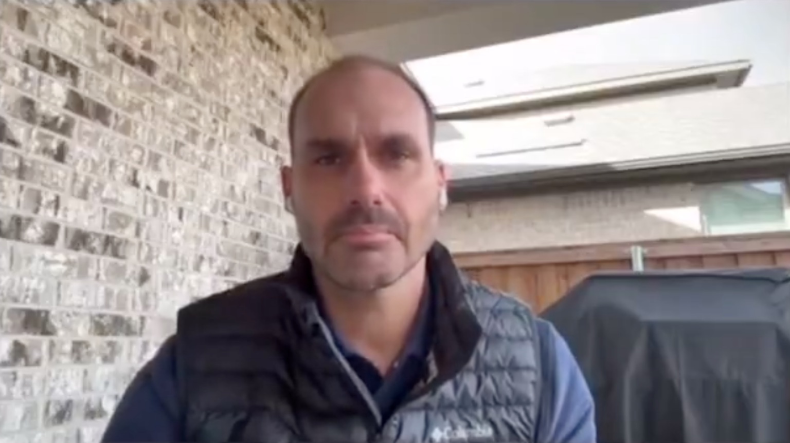 Eduardo Bolsonaro teme prisão e se emociona ao falar sobre o pai