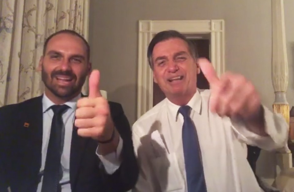 Bolsonaro oferece ajuda financeira a Eduardo para permanecer nos EUA