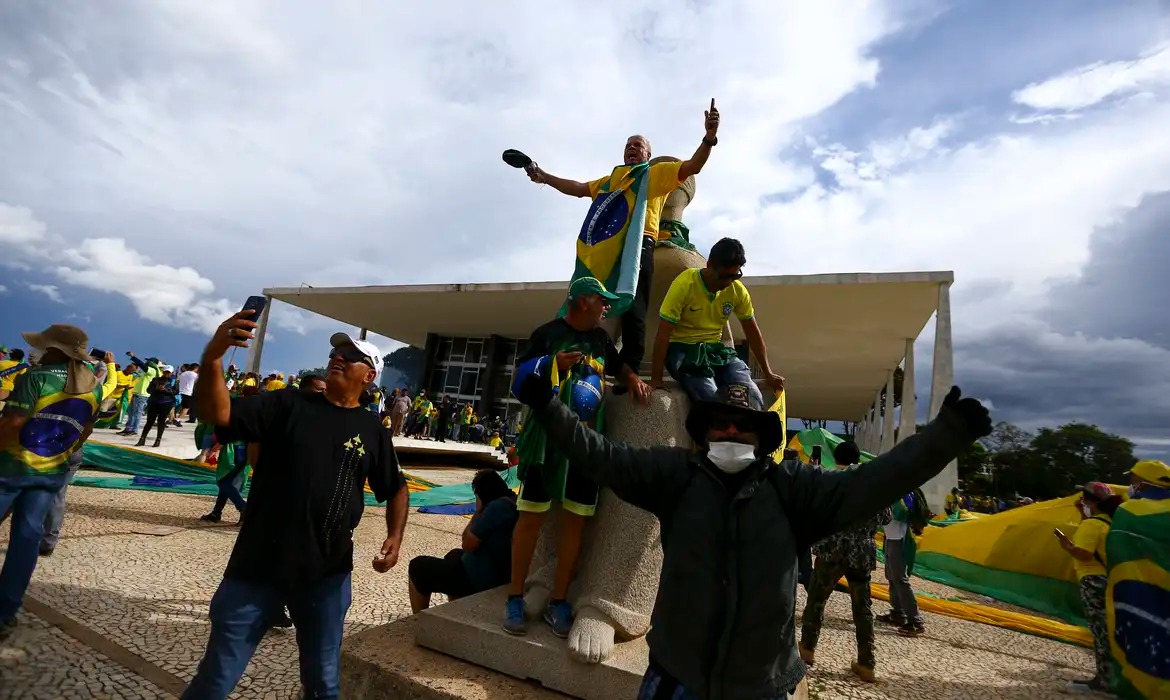 Empresário é preso por furto de réplica da Constituição durante os atos de 8 de janeiro